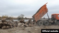 Работы по укреплению берегов реки Чу. 2017 год. Иллюстративное фото. 