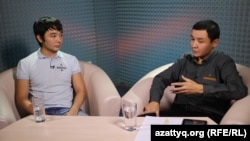 AzattyqLIVE хабарының қонағы «Антигептил» мүшесі Ұлан Шәмшет (сол жақта) пен Азаттық тілшісі Қасым Аманжол. Алматы, 7 желтоқсан 2015 жыл.  