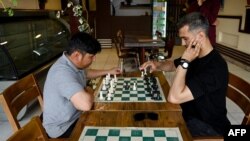 Чоловіки грають у шахи в кафе Cupcake Coffee Shop у Кабулі, 11 травня 2025 року