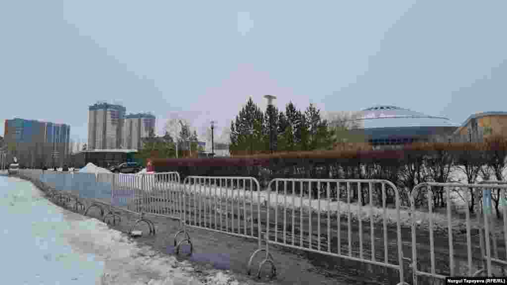 Митингі жоспарланған орталық цирк маңы белгіленген уақыттан бұрын темір қоршаумен жабылды. Полиция цирк ғимаратының аумағына ешкімді кіргізбеді. Айналадағы адамдардың да қозғалысына кедергі келтіріп, тоқтатып қайда баратынын сұрап жатты. &quot;Митингіге келдім&quot; деп, цирк ғимаратының аумағына өткісі келген екі тұрғынды полиция ұстады.&nbsp; &nbsp;