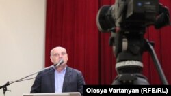 Говоря о планах оппозиции, Аслан Бжания сказал, что в ближайшие две-три недели у нее пройдут встречи с населением районов