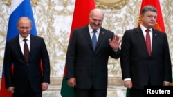 Справа наліво: Петро Порошенко, Олександр Лукашенко й Володимир Путін. Мінськ, серпень 2014 року