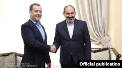 Премьер-министр Армении Никол Пашинян (справа) и глава правительства РФ Дмитрий Медведев, Ереван, 29 апреля 2019 г.