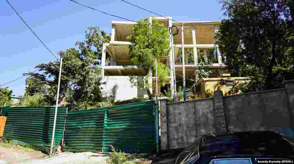 Це будівництво на Полікурівському пагорбі громадським активістам нібито вдалося призупинити