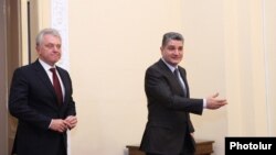 Премьер-министр Армении Тигран Саргсян (справа) и председатель коллегии Евразийской экономической коммиссии Виктор Христенко во время встречи Ереване, 6 ноября 2013 г.