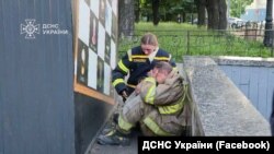 Троє рятувальників загинули у Києві, рятуючи людей під час російської повітряної ракетно-дронової атаки. Київ, Україна. 6 червня 2025 року