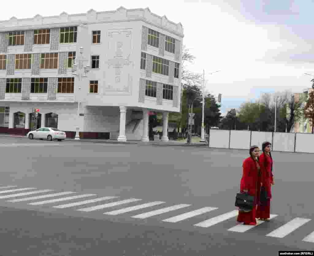 Ýoldan geçip barýan gyzlar