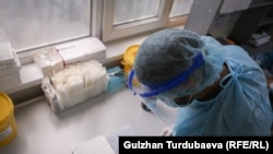 Бишкектеги медицина кызматкери ПЧР-тест алып жатат.