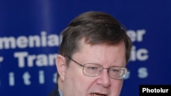 Специальный представитель НАТО на Кавказе и Центральной Азии Роберт Симмонс на пресс-конференции в Ереване, 6 ноября, 2009 г. 