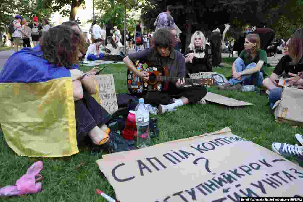 Третій день поспіль кияни зібралися на протест біля театру імені Франка у Києві