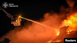 Հրշեջներն աշխատում են ռուսական հրթիռային հարվածի վայրում, արխիվ