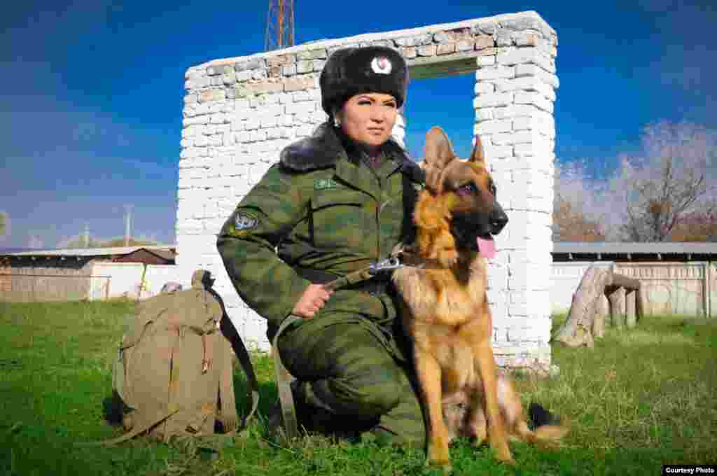 Карегимде чек ара! Сүрөттөгү Ахунжанова Жанин Маккамбаевна Кыргыз Республикасынын чек ара кызматкери. Кандай гана кесип болбосун, ал биздин коомго пайдалуу. Ошолордун ичинен биздин Ата Мекенди коргогондор - чек арачылар.&nbsp;Автору Абдикаимов Нургазы. &nbsp;&nbsp;