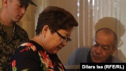 Тоқтар Төлешов (оң жақта) пен оның адвокаты Мархаба Жақыпова (ортада) Еңбекші аудандық сотында сөйлесіп тұр. Шымкент, 13 шілде  2017 жыл.