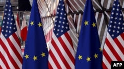 Сьцягі ЗША і Эўрапейскага зьвязу. Архіўнае фота
