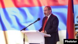 Премьер-министр Армении Никол Пашинян выступает на 5-ом съезде правящей партии «Гражданский договор», Ереван, 16 июня 2019 г.