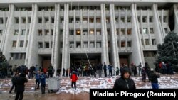 Bişkekdäki hökümet binasynyň öňünde duran protestçiler. 6-njy oktýabr, 2020 ý.