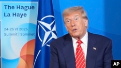 Президент США Дональд Трамп спілкується з журналістами на саміті НАТО в Гаазі 