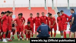 Кыргызстандын футбол боюнча олимпиадалык курама командасынын оюнчулары машыгуу учурунда. Катманду шаарынын "Дасаратх Рангасала" стадиону. 23-март, 2021-жыл.