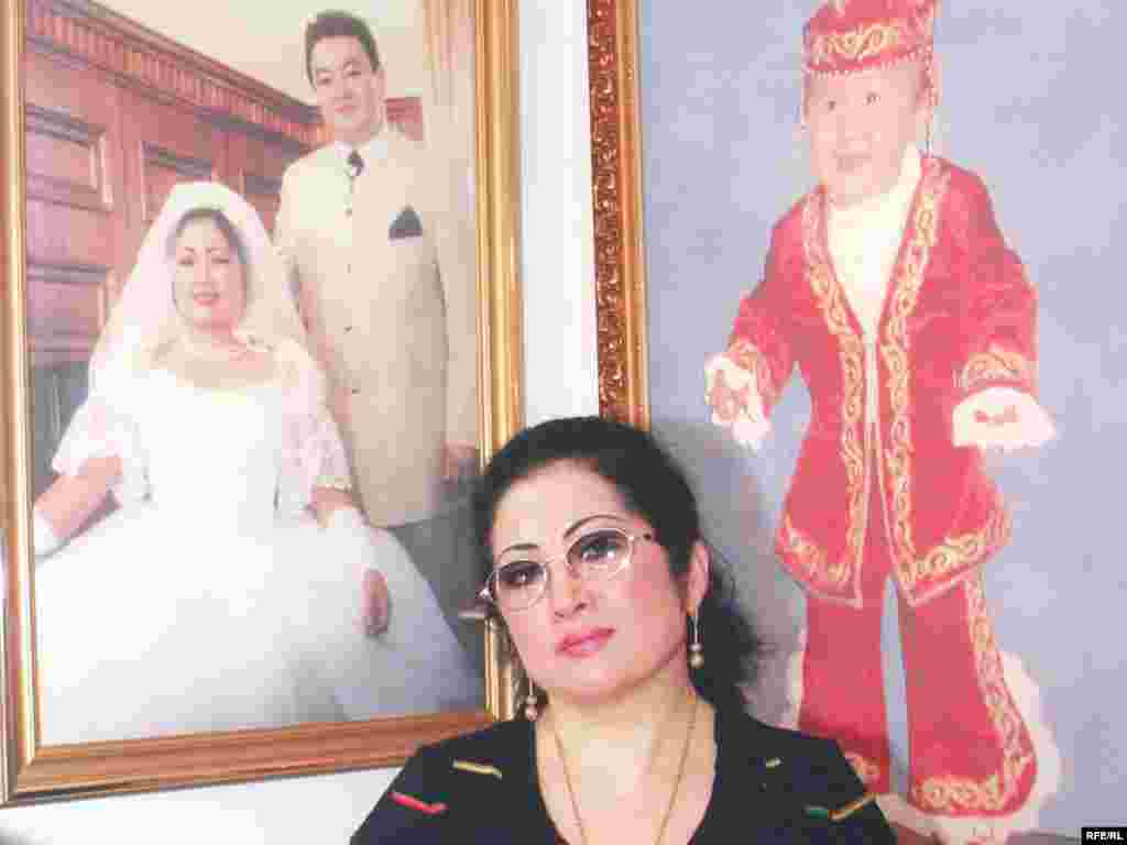 Мақпал Жүнісова күйеуі Заманбек Нұрқаділовтің мұражай-үйінің ашылған күнінде. Алматы, 27 қараша 2006 жыл.  - Мақпал Жүнісова күйеуі Заманбек Нұрқаділовтің мұражай-үйінің ашылған күнінде. Алматы, 27 қараша 2006 жыл. 