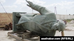 Leniniň aýrylan heýkeli. Türkmenabat. 2012 ý.