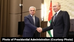 Встреча с глазу на глаз длилась около часа, после ее завершения настроение у президентов было хорошее