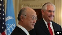 یوکیو آمانو (چپ) در دیدار با رکس تیلرسون، وزیر خارجه آمریکا 