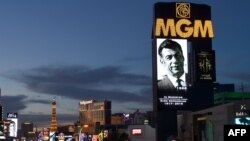 Плакат в память о Кирке Керкоряне, установленный в Лас-Вегасе, США, 16 июня 2015 г. 