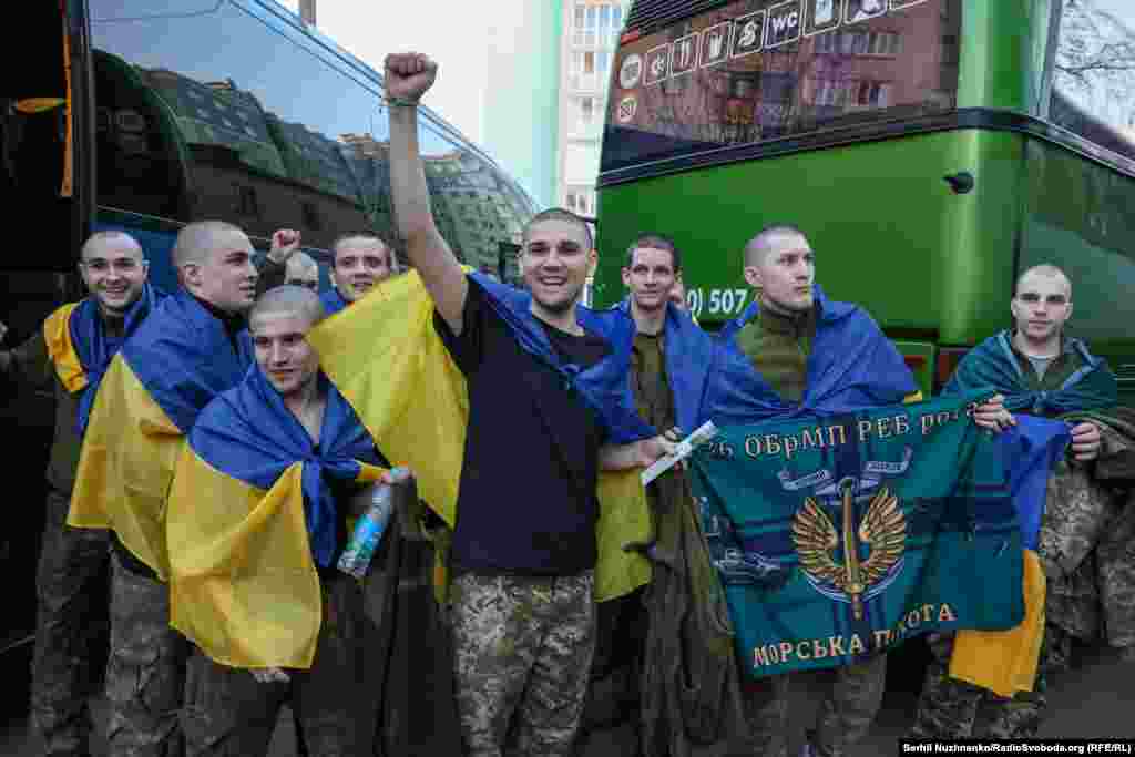 Звільнені з полону українські захисники.19 квітня з російського полону повернули 277 українських захисників. Серед тих хто повернувся додому — воїни ЗСУ, Нацгвардії, прикордонної служби, Держспецтранспорту, морської піхоти, десантники, тероборонці й бійці Сил безпілотних систем 