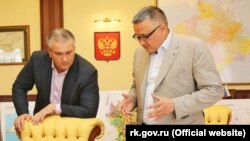 Сергій Аксьонов (ліворуч) і Ернст Мавлютов (праворуч) під час обговорення проекту генплану Сімферополя