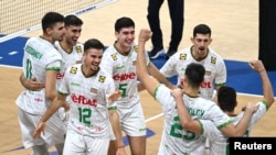 Българските национали веднага след победата им в мача с Чехия.