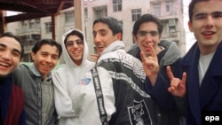 سپری کردن اوقات فراغت جوانان در ایران برای همه خانواده ها یک دغدغه به شمار می رود. (عکس: EPA)