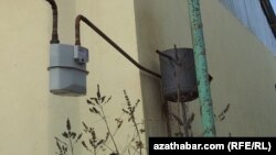 Aşgabadyň ýaşaýyş jaýlarynyň birindäki gaz ölçeýji gural.