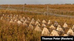 Колючий дріт і «зуби дракона» вздовж лінії оборони, Донецька область, 11 вересня 2025 року