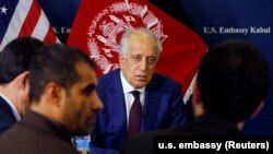 زلمای خلیلزاد (در وسط) راهی کابل شده تا با مقام‌های دولت مرکزی رایزنی کند