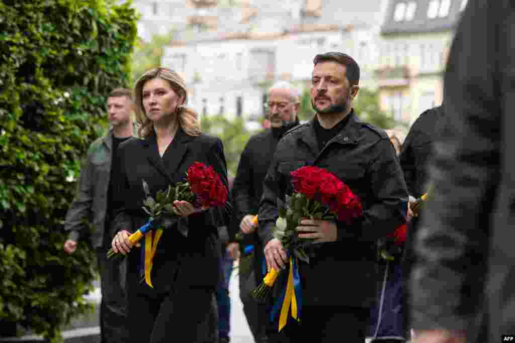 ولودیمیر زلنسکی، رئیس‌جمهور اوکراین، همراه با همسرش اولنا زلنسکا روز ۸ مه در مراسمی برای بزرگداشت کشته‌شدگان جنگ جهانی دوم به عنوان بخشی از روز یادبود و پیروزی بر نازیسم در کی‌یف شرکت کردند