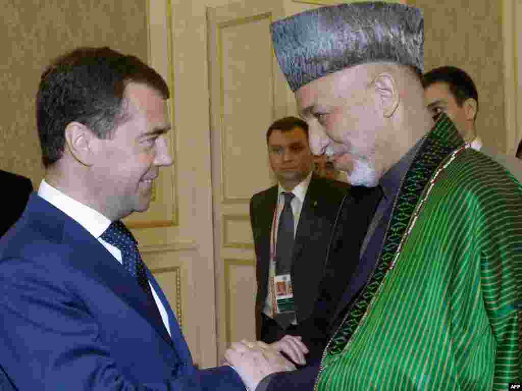 Шанхай ҳамкорлик ташкилотининг Тошкент саммити¸ 2010 йил 11 июн. - Медведев Тошкентда Афғонистон президенти Ҳамид Карзай билан ҳам учрашиб олди.