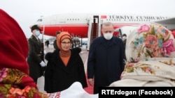 Թուրքիայի առաջին տիկին Էմինե Էրդողանը և նախագահ Ռեջեփ Թայիփ Էրդողանը, Կիև, 3 փետրվարի, 2022թ.