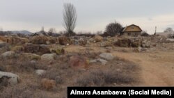 Ысык-Көлдөгү б.з.ч. II миң жылдыктан б.з. ч. I жылдыктарына таандык ачык асман алдындагы саймалуу таштар/петроглифтер.