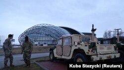 У прокуратурі зазначають, що його завдання включали збір та надання інформації про безпеку аеропорту Жешув-Ясьонка. Фото ілюстративне 