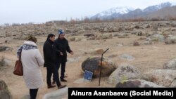 Маданият, маалымат, спорт жана жаштар саясаты министри Азамат Жаманкулов Ысык-Көлдөгү петроглифтер жайгашкан аймакта.