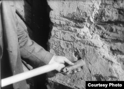 Летам 1943 году акупацыйныя ўлады гораду пачалі выбухамі разбураць самы стары мураваны квартал Менску паміж вуліцамі Дзям’яна Беднага і Вольнай. Закладка толавай шашкі ў прасьвідраваную адтуліну на сьцяне аднаго з дамоў у Старым горадзе.