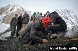 Чоловік шукає смарагди в долині Мікені