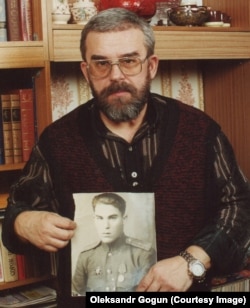 Народжений на Крайній Півночі в 1914-му позашлюбний син Сталіна Олександр Давидов прожив довге і не безрадісне життя. Про це розповів Гогуну онук Сталіна Юрій Давидов (на фото), який тримає знімок свого батька