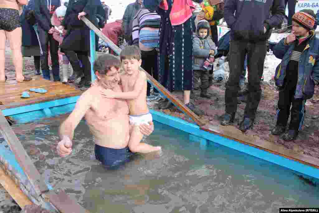 Взрослые окунали детей, чтобы оградить их от болезней.