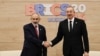 Ermenistanyň premýer-ministri Nikol Paşinýanyň (çepde) we Azerbaýjanyň prezidenti Ylham Alyýew (sagda) özara duşuşygynda. (faýl suraty)
