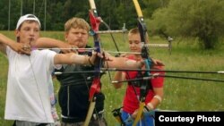 Участники соревнования лучников фестиваля "Духовный сад Семиречья".  Талдыкорган, Алматинская область, 25 июня 2012 года.  Фото предоставлено отцом Александром.