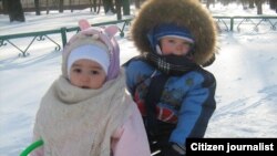 Зимистони Москав. Барои тифлакон фарқе надорад, хоҳ борон бораду хоҳ барф. . Бояд бозии кӯчаро кунанд. Гузошта шуд аз ҷониби Махина