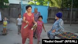 Сокинони деҳа мегӯянд, доме, ки барои магасҳо мегузоранд, дар камтар аз ним соат пур мешавад.