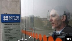 Раиси бахши Шӯрои Бритониё дар Маскав Ҷеймс Кеннедӣ дафтари худро тарк мекунад, 16 январи 2008