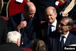 Princ William (lijevo) i njemački kancelar Olaf Scholz na sahrani pape Franje na Trgu svetog Petra u Vatikanu, 26. april 2025.